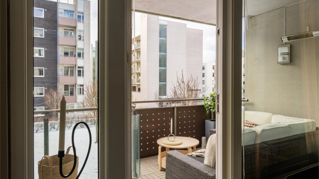 Utgang fra stuen til vestvendt balkong på ca. 8 m², med herlig utsyn over fellesarealer.