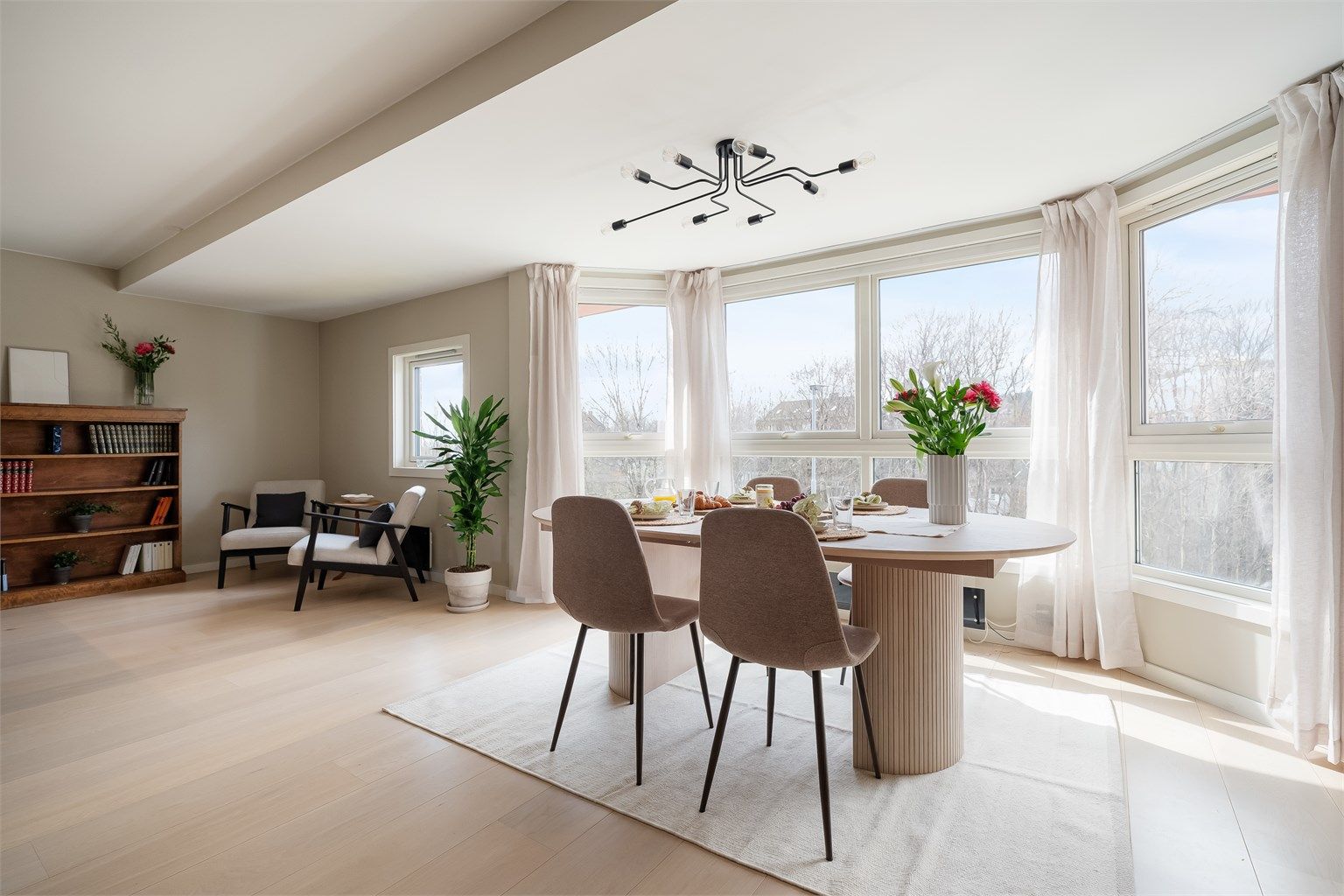 Store vindusflater slipper inn rikelig med naturlig lys.