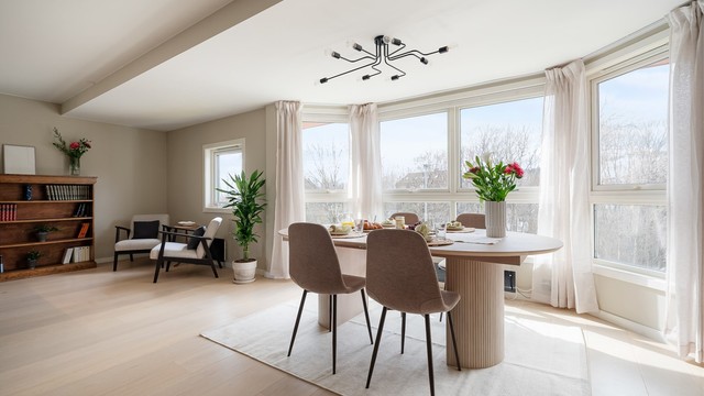 Store vindusflater slipper inn rikelig med naturlig lys.