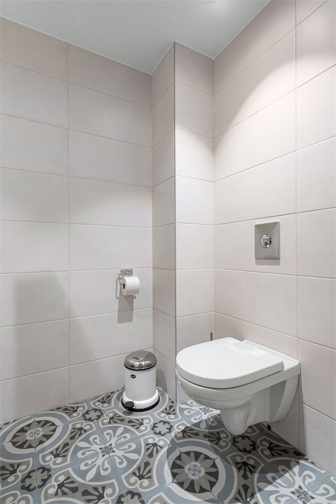 Toalettrom med vegghengt toalett. Rommet har adkomst fra entre/hall