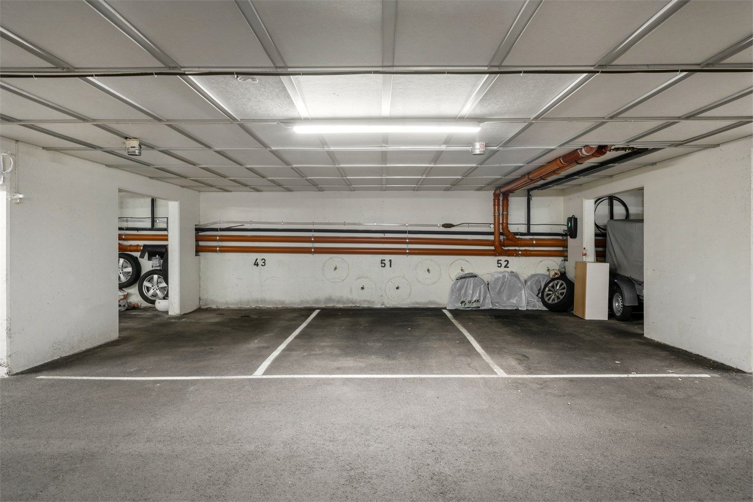 Leiligheten disponerer en fast biloppstillingsplass merket med nr. 43 i felles parkeringskjeller.