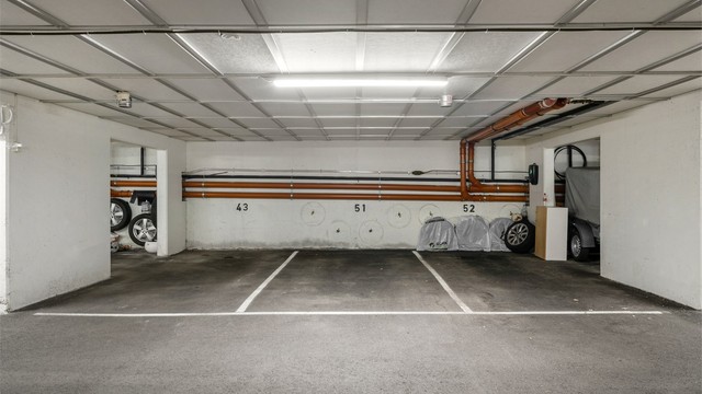 Leiligheten disponerer en fast biloppstillingsplass merket med nr. 43 i felles parkeringskjeller.