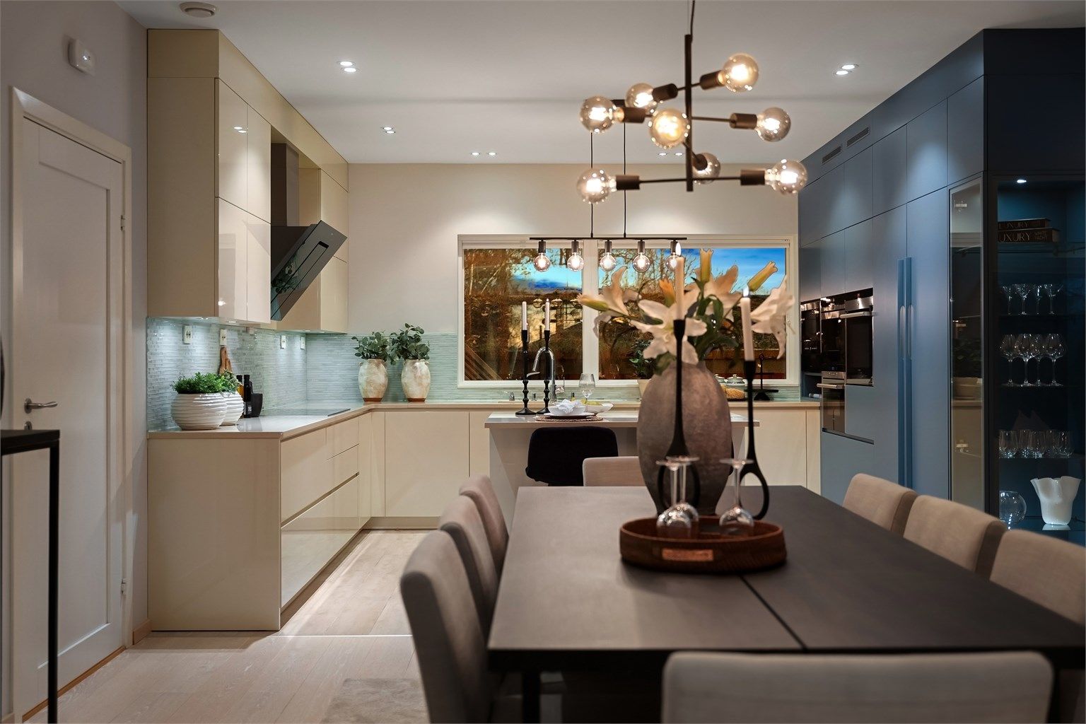 Dette er en arkitekttegnet funkisbolig på hele 363 kvm med godkjent hybel, innbygget dobbelgarasje og rom klargjort for eget spaavdeling