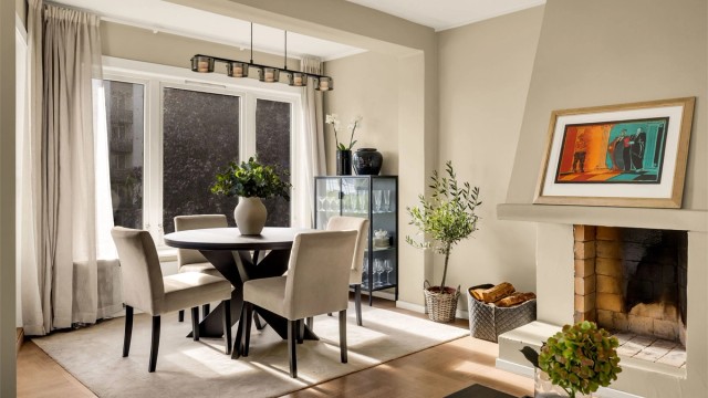 Innvendig har leiligheten et moderne uttrykk med en gjennomtenkt planløsning som gir god romfølelse. Foto: Studio solberg