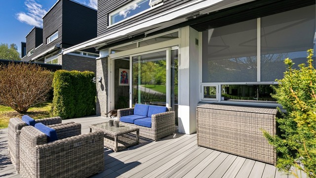 Terrassen er romslig og gir god plass til både sittegruppe og grill.