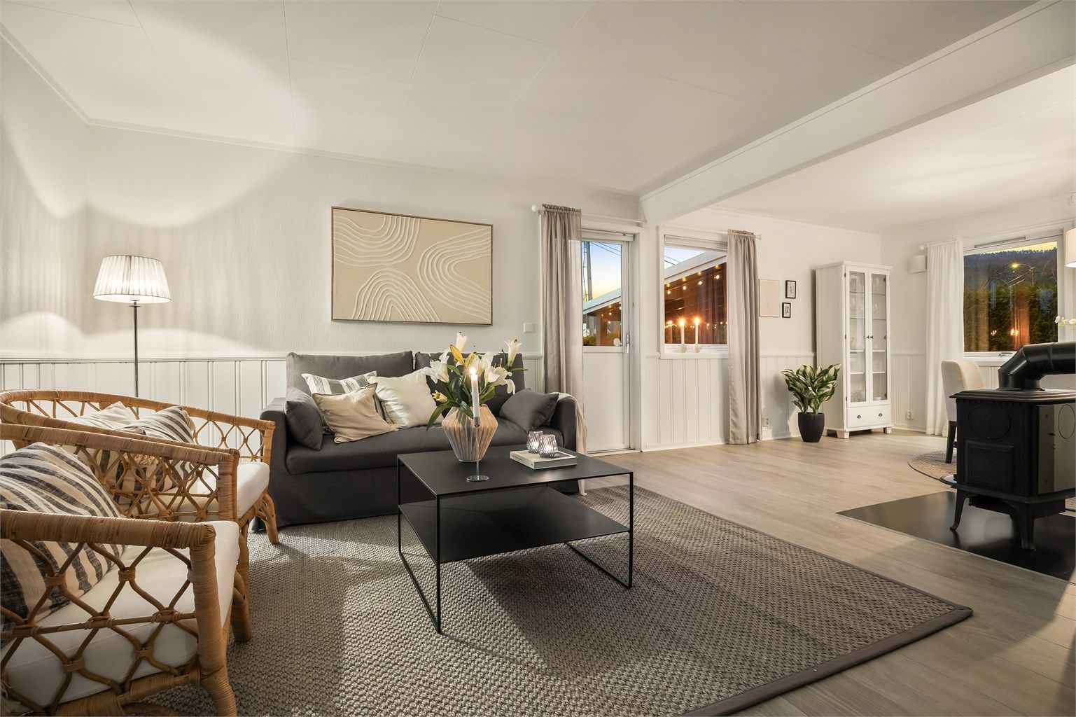 Boligen er utstyrt med et KNX smarthussystem for sentral styring av lys og varme, også via app.