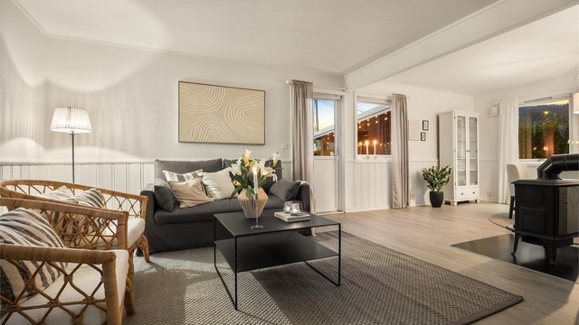 Boligen er utstyrt med et KNX smarthussystem for sentral styring av lys og varme, også via app.