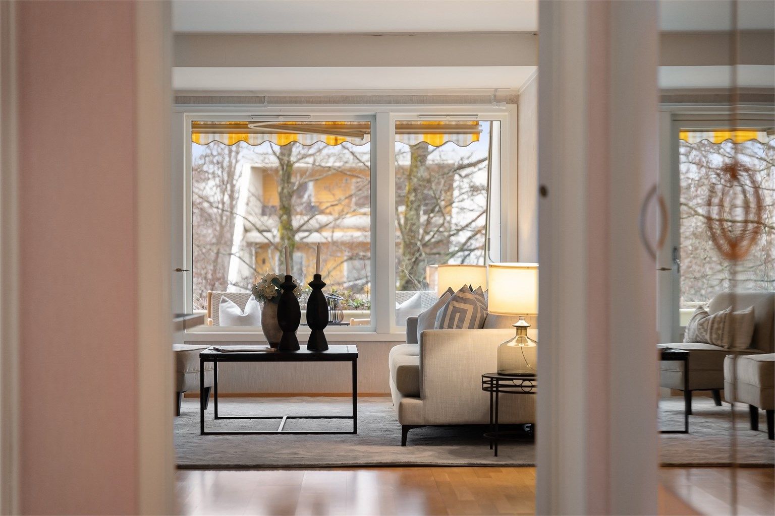 Leiligheten er gjennomgående med svært gode lysforhold