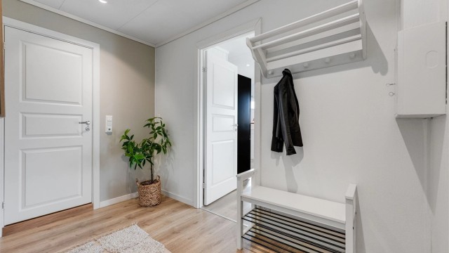 - Det første som møter deg over dørstokken er en lys entré med plass til å henge fra seg yttertøy -