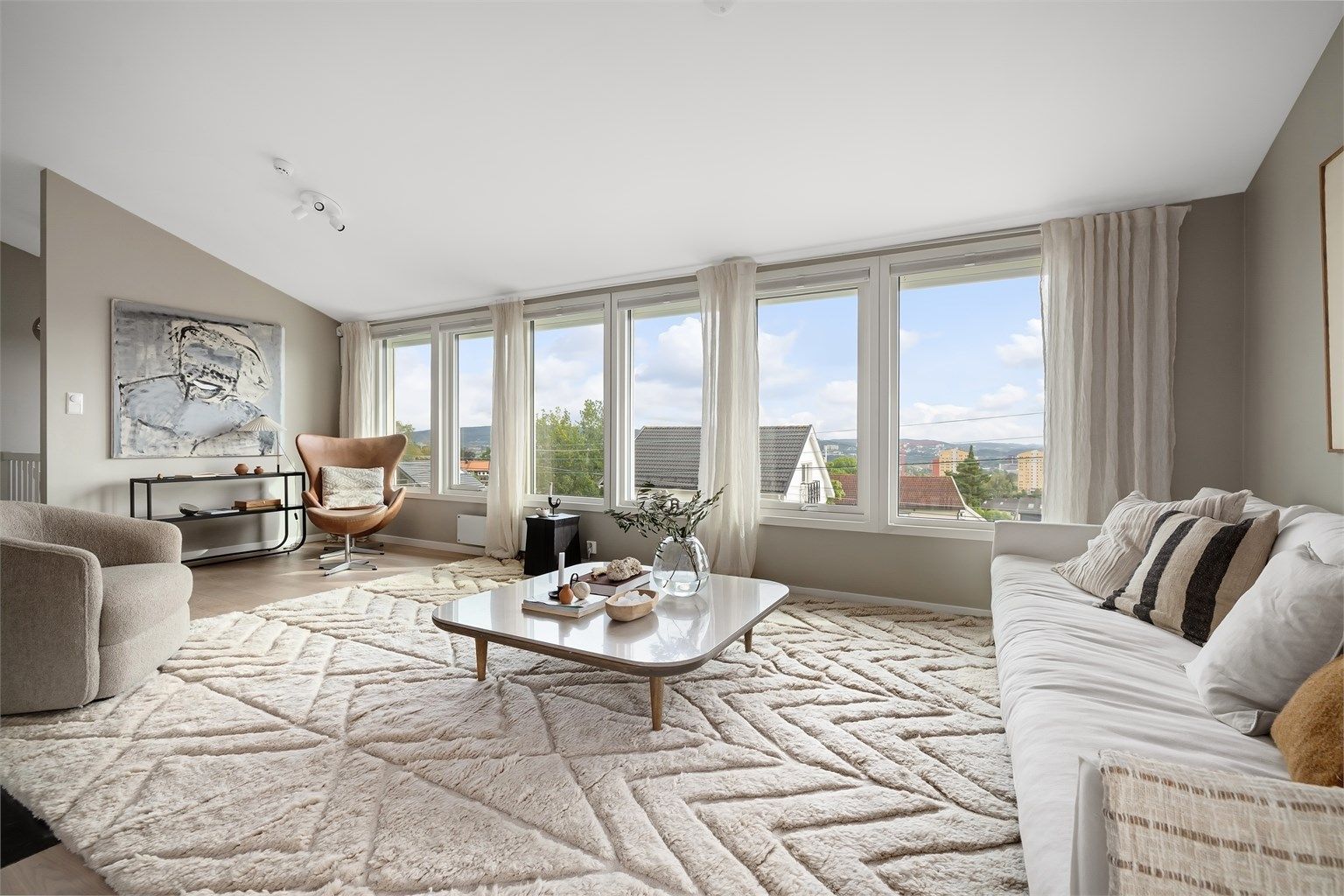 Vidstrakt utsikt over deler av Oslo og noe fjordutsikt mot Bunnefjorden