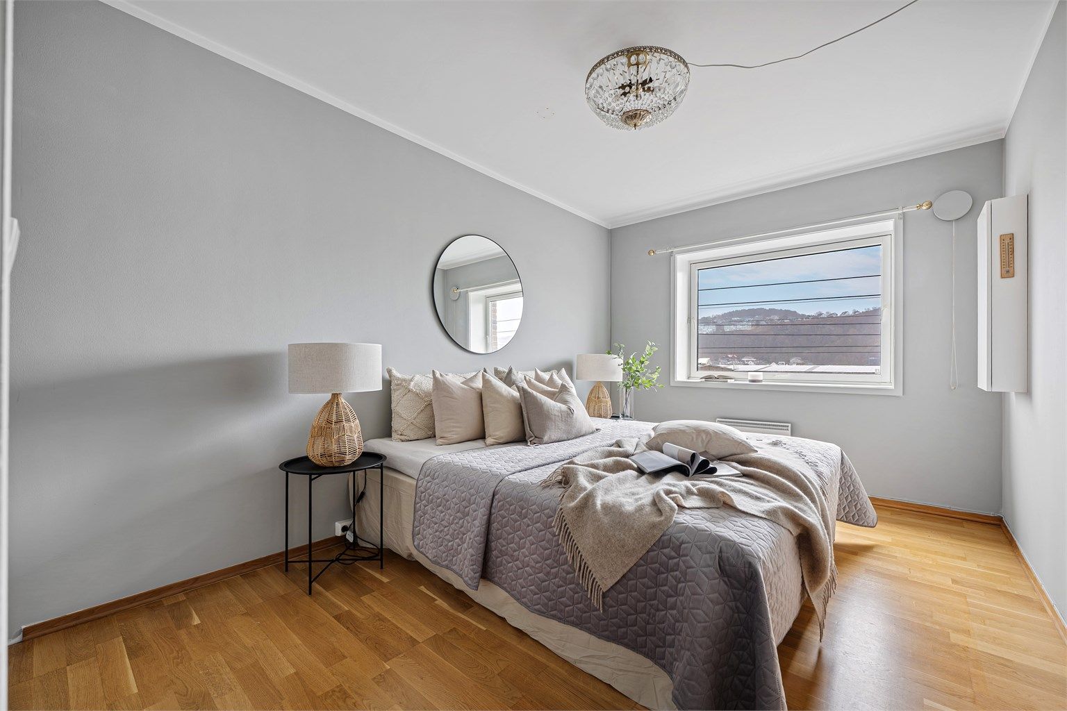 Soverom I er det største og har god plass til dobbeltseng, nattbord og garderobeskap. 