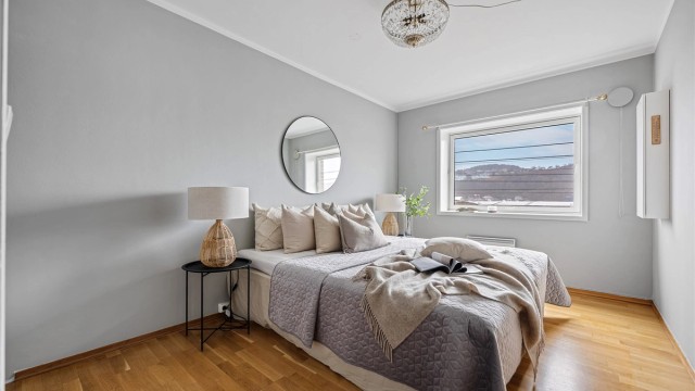 Soverom I er det største og har god plass til dobbeltseng, nattbord og garderobeskap.