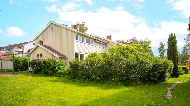 Fasaden er kledd med trepanel og ble nylig malt i regi av borettslaget.