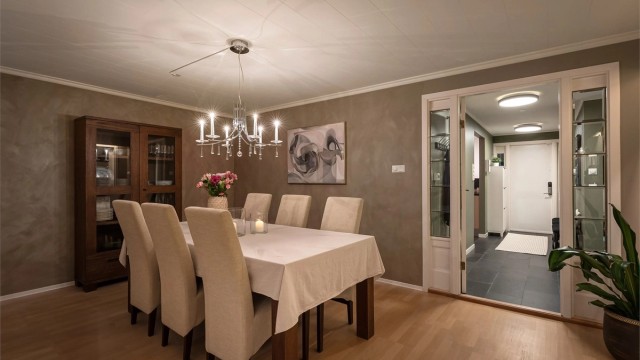Romslig spisestue hvor familie og venner samles.