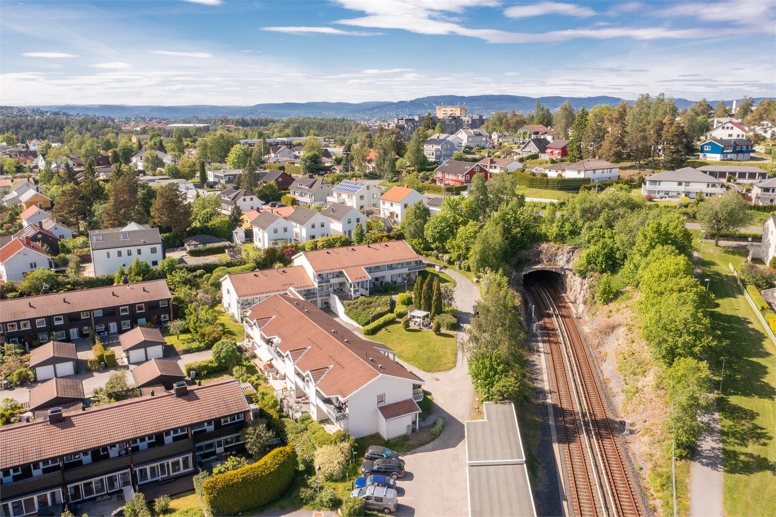Fra borettslaget er det kort gangavstand til Ulsrud T-banestasjon, dagligvarebutikker og øvrige servicetilbud i nærområdet.