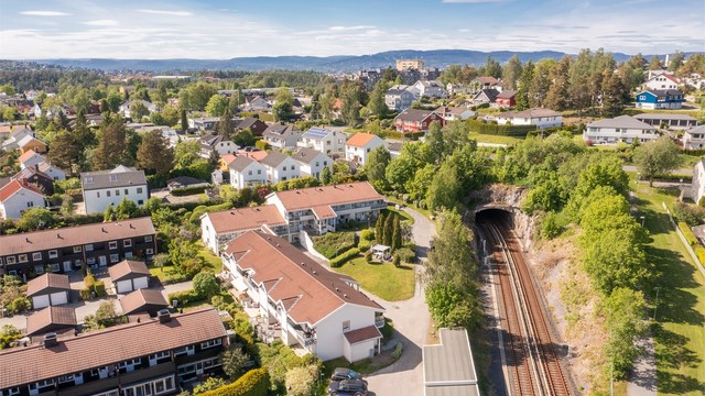 Fra borettslaget er det kort gangavstand til Ulsrud T-banestasjon, dagligvarebutikker og øvrige servicetilbud i nærområdet.