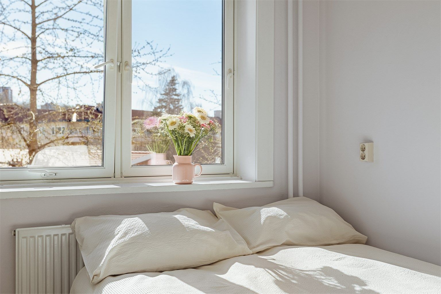 En hel vegg er utnyttet med garderobeskap som gir gode oppbevaringsmuligheter. 