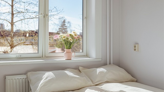 En hel vegg er utnyttet med garderobeskap som gir gode oppbevaringsmuligheter.