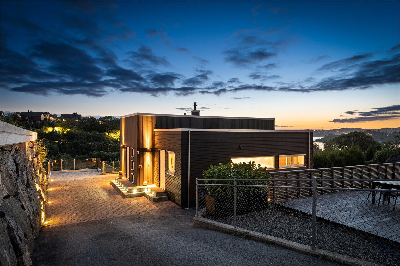 Inngangsparti med belegningsstein og godt belyset adkomst