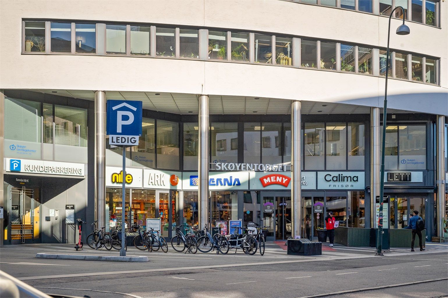 Skøyen og Karenslyst Allé, med et rikt utvalg av butikker og servicetilbud, er en kort gåtur unna.