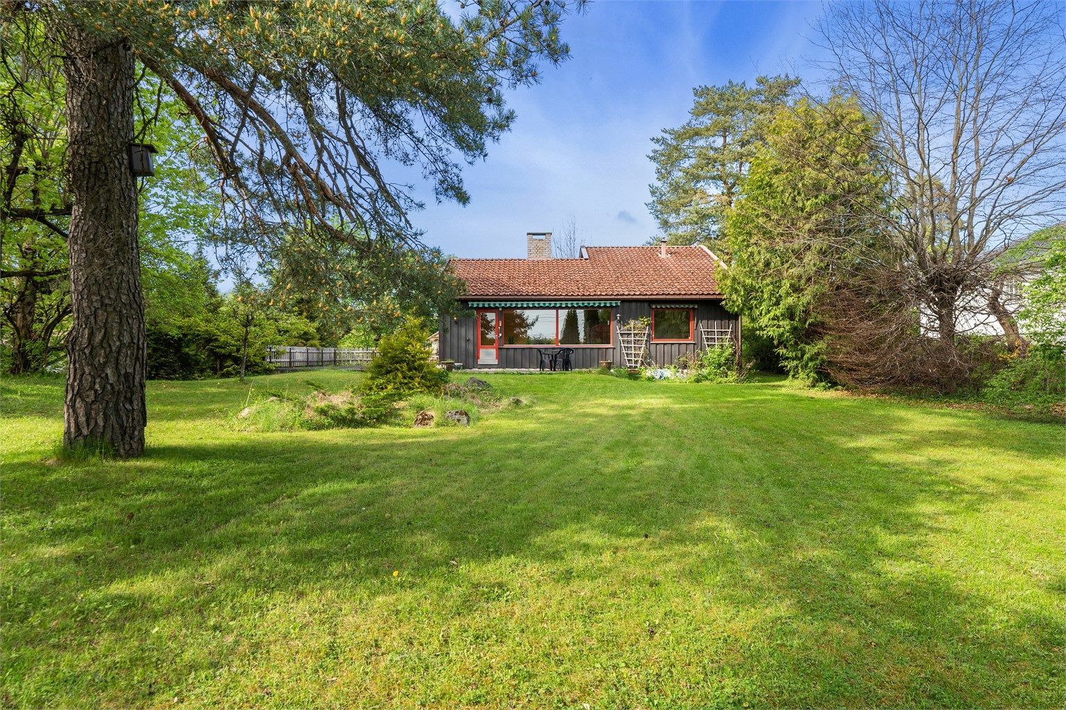 Utvendig har boligen en stor terrasse og hage