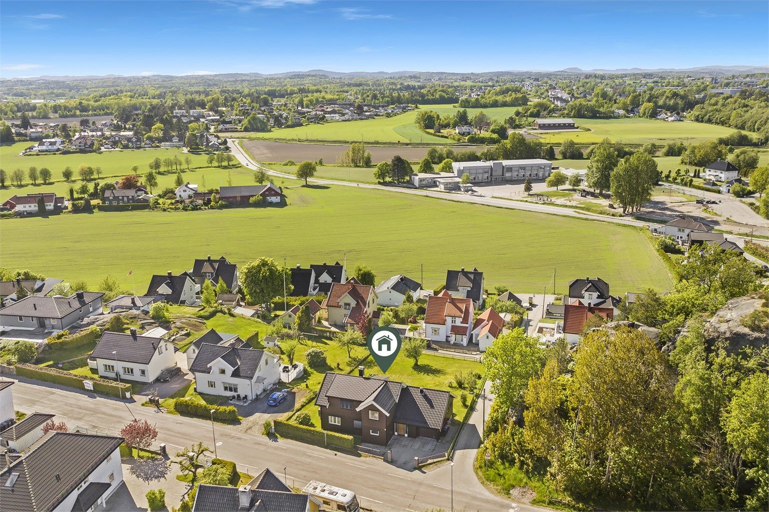 Romslig enebolig med vestvendt utsyn