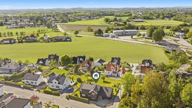 Romslig enebolig med vestvendt utsyn