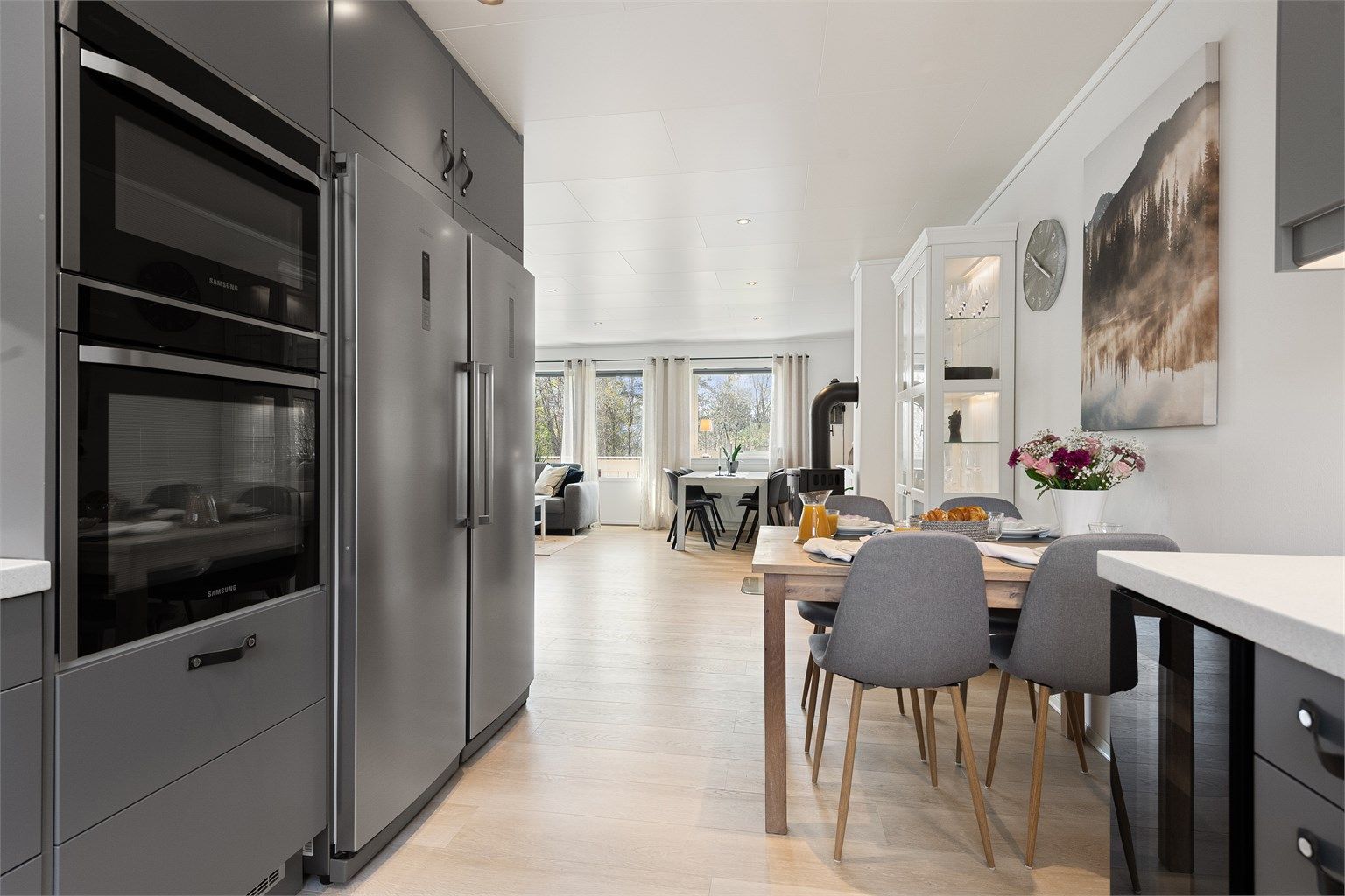 Fra kjøkkenet har du full oversikt over stuen, perfekt for å holde kontakten med gjester eller familie.