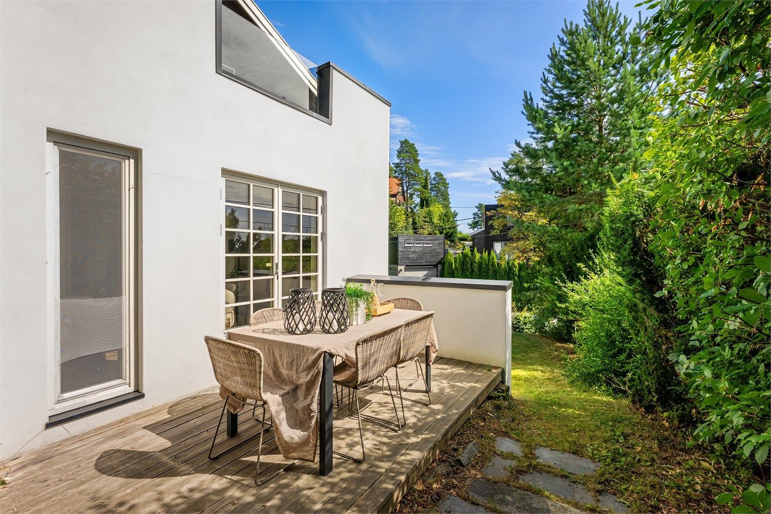 Fra stuen er det utgang til en hyggelig terrasse