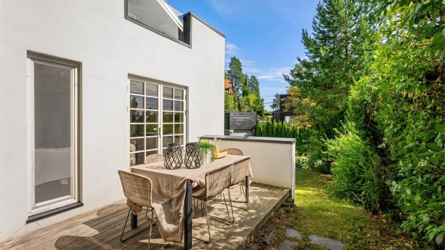 Fra stuen er det utgang til en hyggelig terrasse