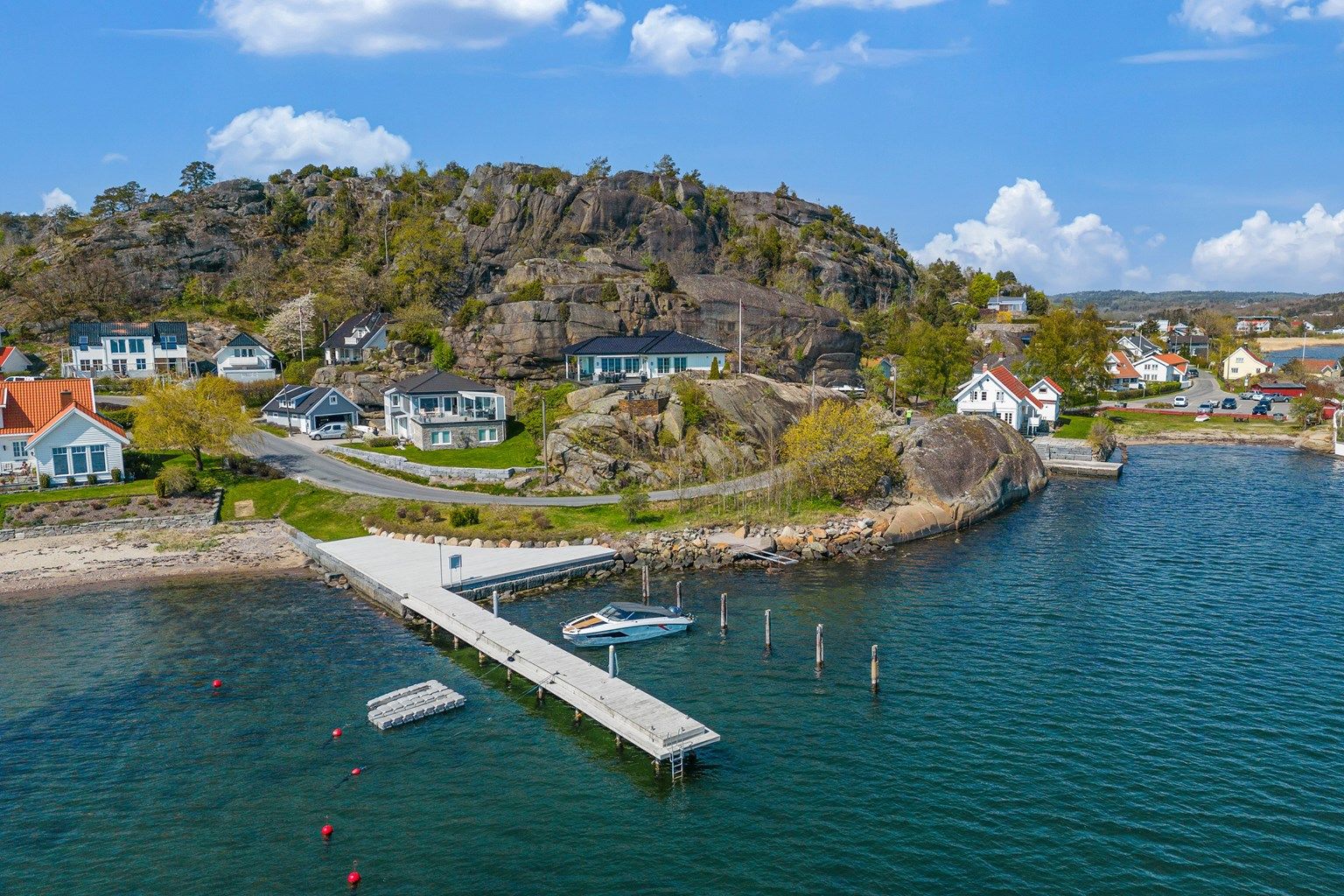 Velkommen til idylliske Lahellefjorden med utallige holmer, samt et mangfold av flotte badeplasser