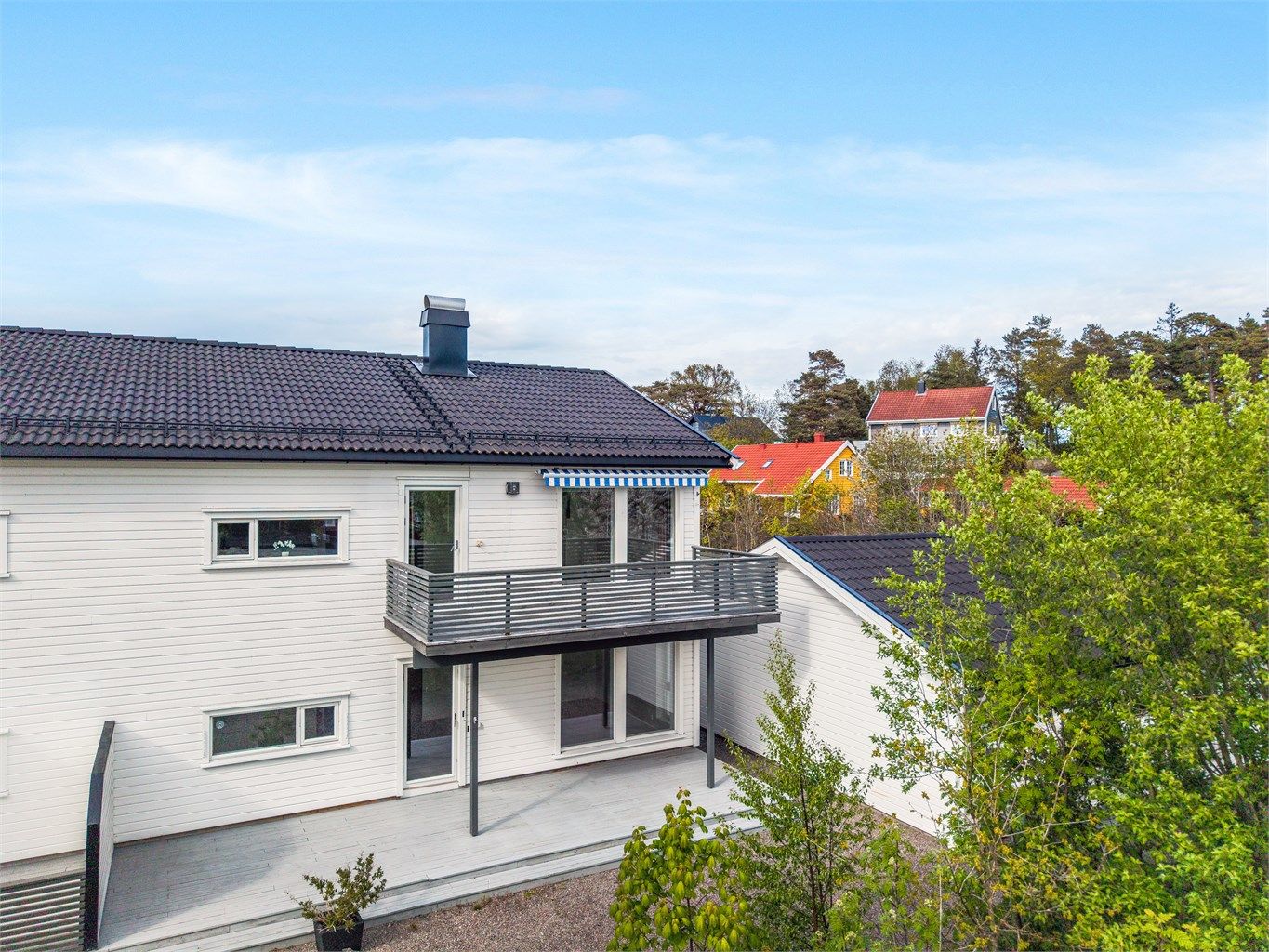  Leiligheten har adkomst fra stuen ut til en sørvendt terrasse på ca 14 kvm. 