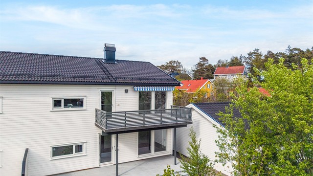 Leiligheten har adkomst fra stuen ut til en sørvendt terrasse på ca 14 kvm.
