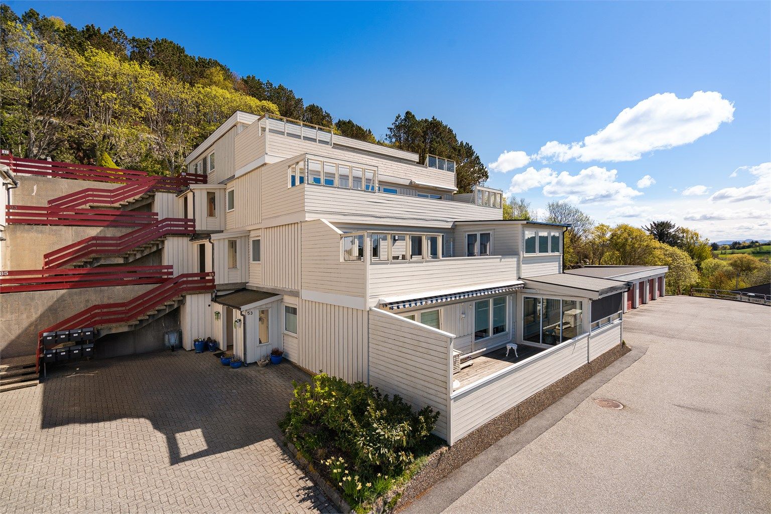 Boligen er pent plassert i grønne og rolige omgivelser