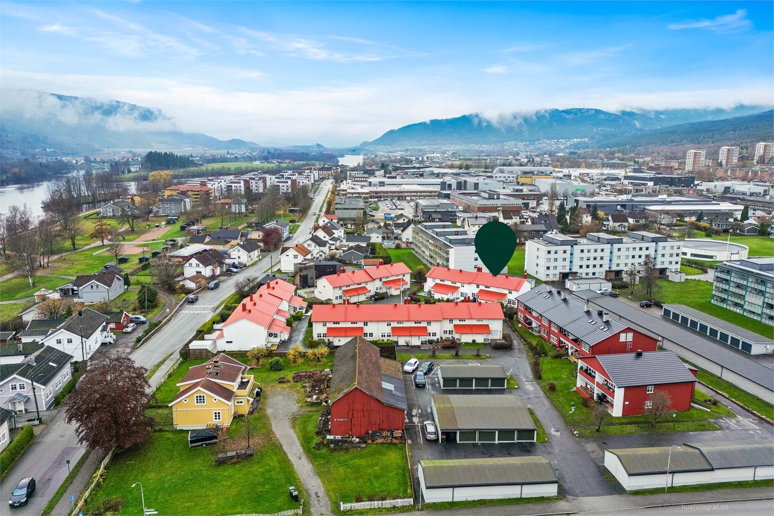 Kollektivtransport til Drammen sentrum går hyppig, det er kort gangavstand til bussholdeplass.