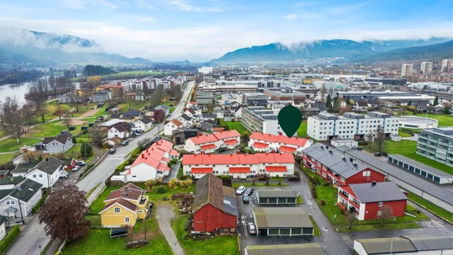 Kollektivtransport til Drammen sentrum går hyppig, det er kort gangavstand til bussholdeplass.