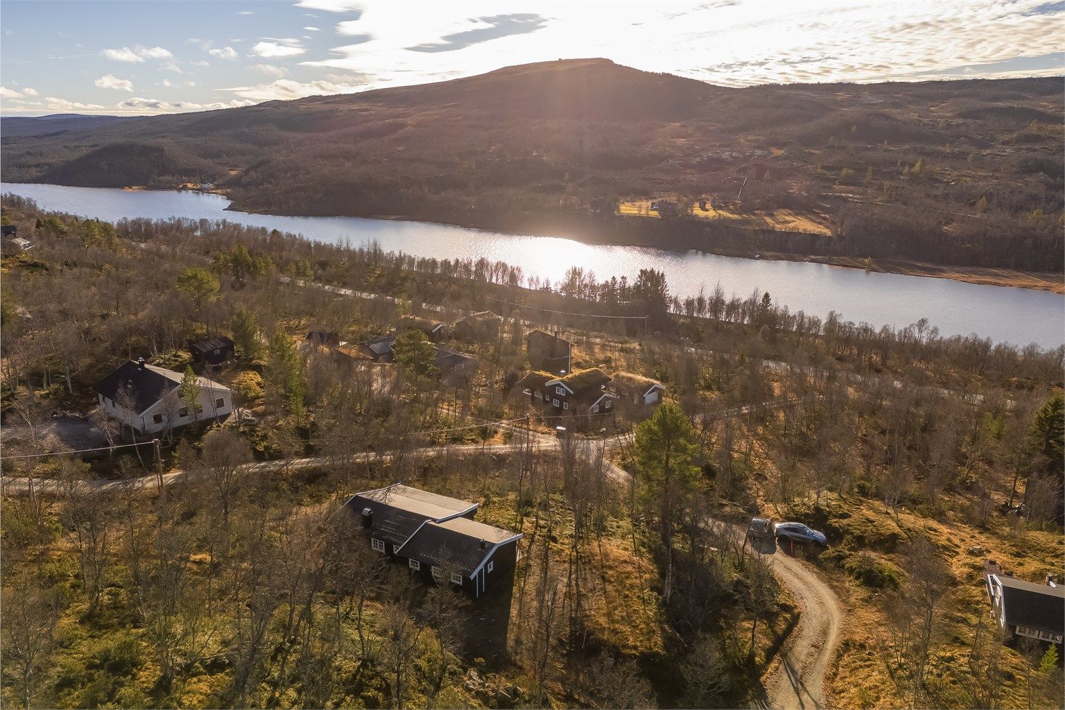 Når desember nærmer seg, forvandles byen igjen – med julemarkedet i Røros, kåret til et av de mest stemningsfulle i hele Norden.