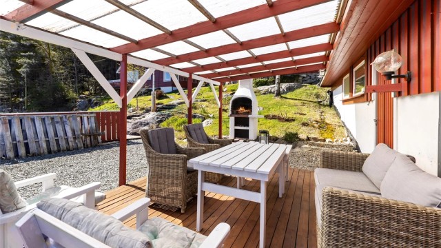 Uteplassen er utstyrt med en utendørs peis.