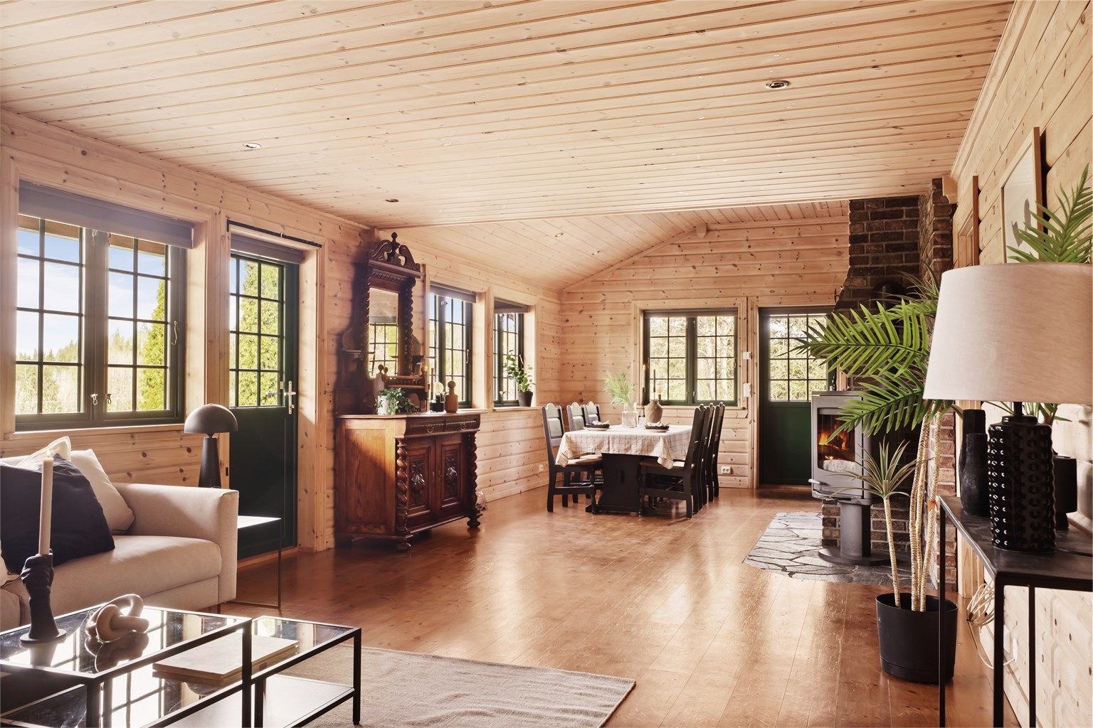  Direkte utgang fra kjøkkendel til steinbelagt uteplass. 