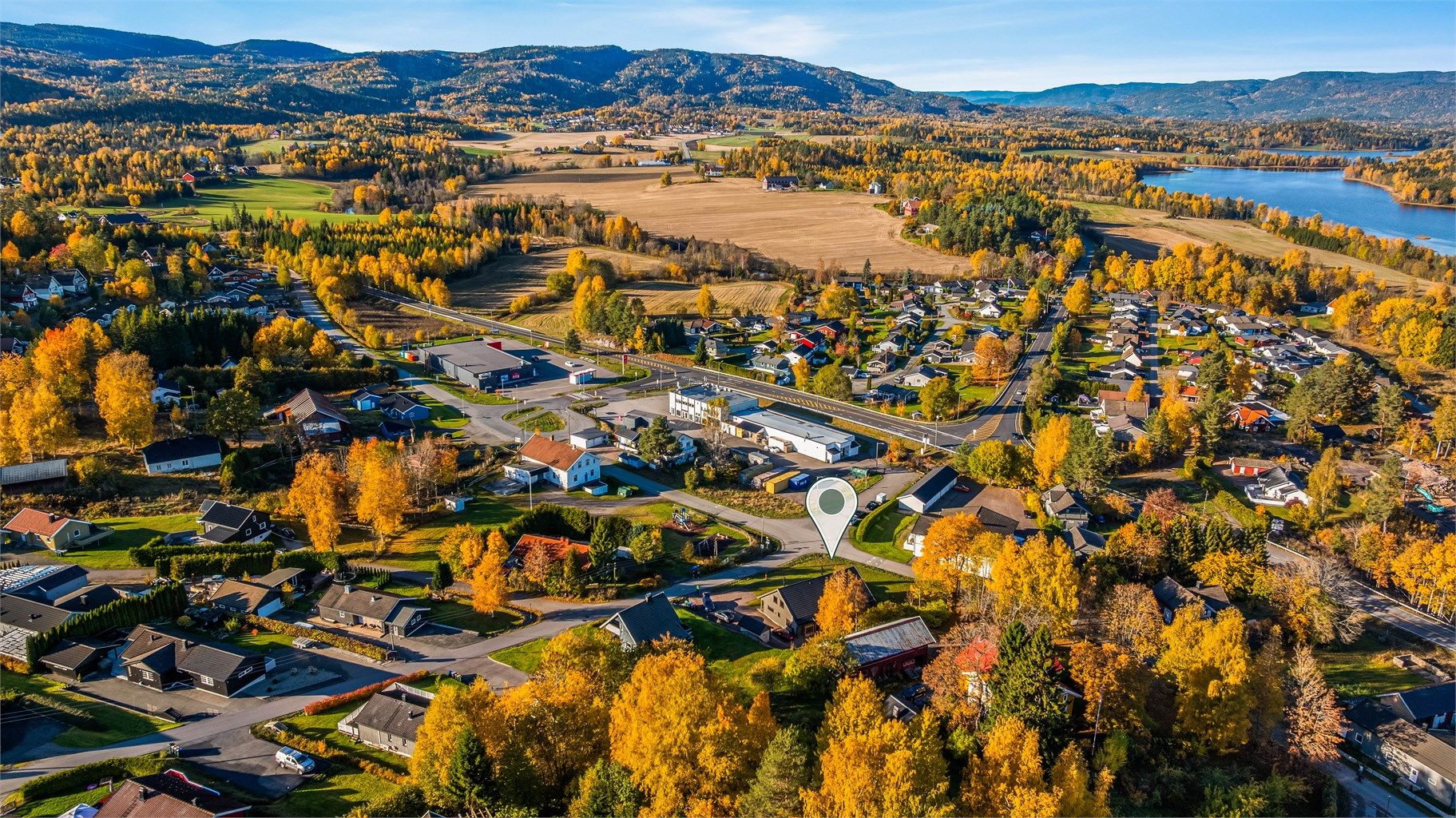 Fra boligen er det en kort spasertur til nærmeste bussholdeplass med forbindelser mot blant annet Holmestrand