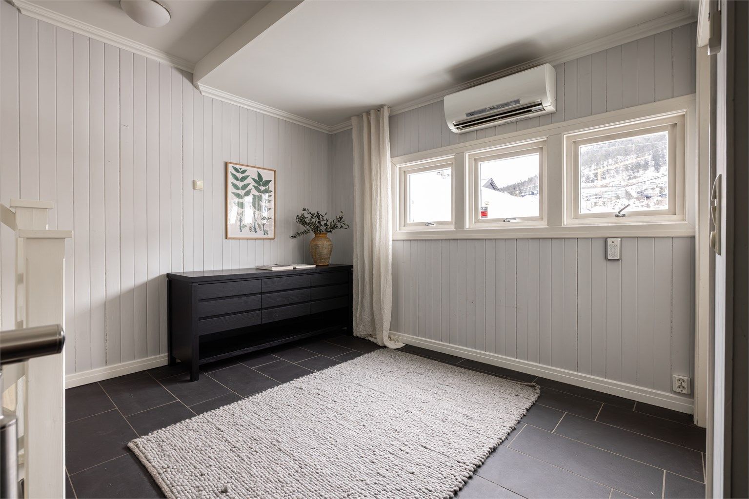 Stor entré med gulvvarme. Her er det plass til hele familiens sko og yttertøy. Foto: Veronika Moen