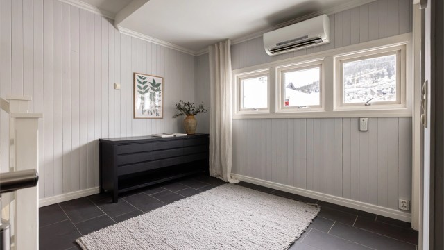 Stor entré med gulvvarme. Her er det plass til hele familiens sko og yttertøy. Foto: Veronika Moen