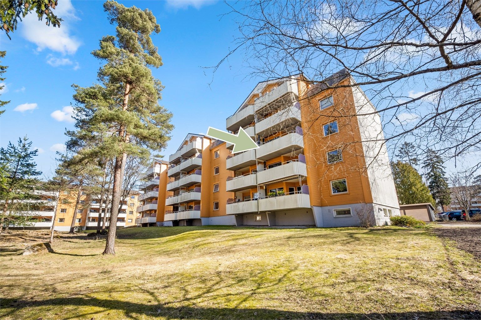 Borettslaget har felles ladeplasser for elbil og pent opparbeidede grøntområder.