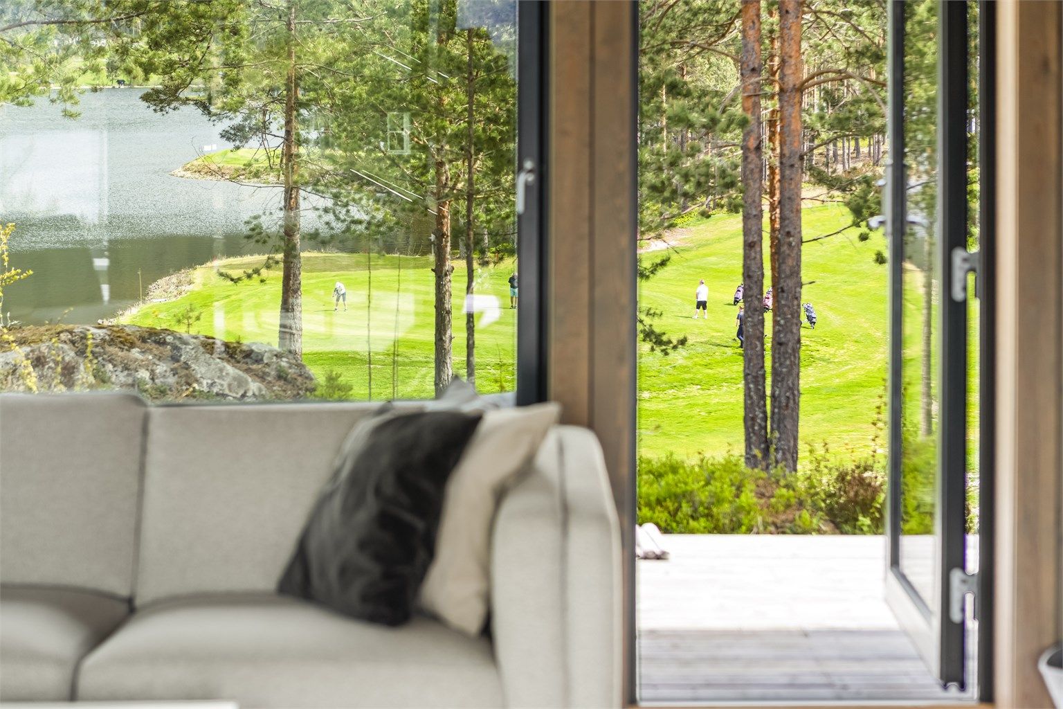 Utsikt rett mot den velholdte 9-hulls golfbanen på Fossøy.