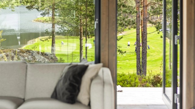 Utsikt rett mot den velholdte 9-hulls golfbanen på Fossøy.