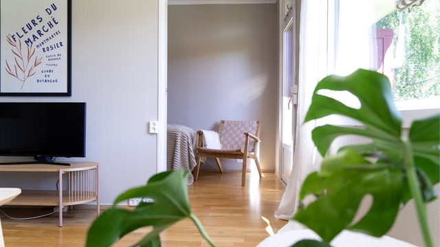 Gjennomgang mellom stue og soverom skaper en sammenhengende planløsning.