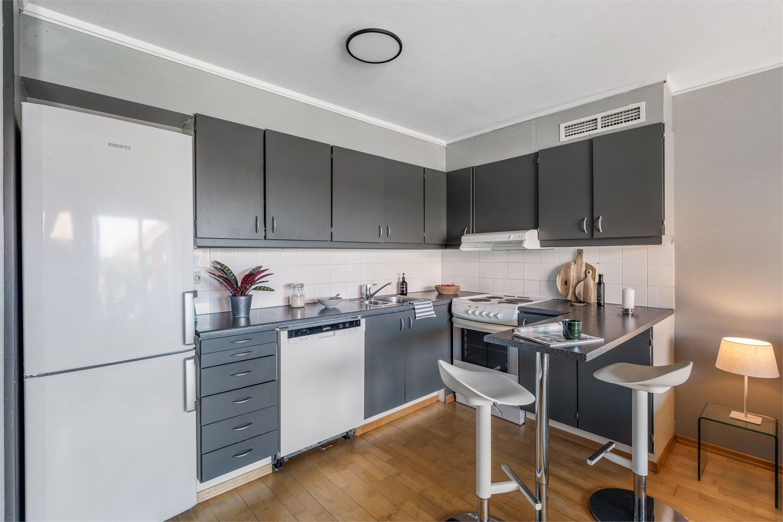 Godt med skap og benkeplass.