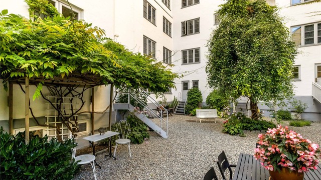Bakgården er svært godt opparbeidet med gressplen, sittegrupper, trær og grill til felles bruk.