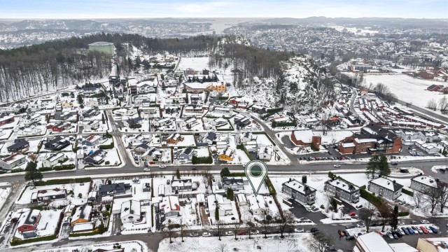 Mosserød ligger ideelt plassert, kun en kort spasertur fra byen, ca. 3 km fra sentrum. Dette gjør det enkelt å nå både jernbanestasjonen og andre nøkkelpunkter i byen til fots. Med kort vei til E-18 og Torp flyplass, er området også perfekt for pendlere.