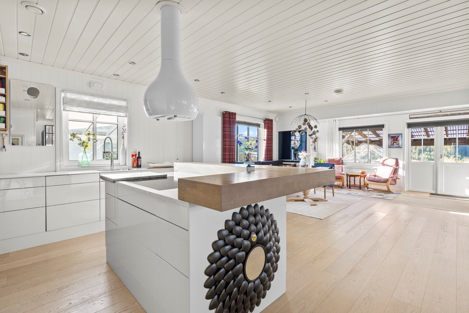 Velkommen til denne hyggelige eneboligen i Lintjønnveien 13. Dette er en nyere bolig fra 2015 som oppleves som svært lys og trivelig med gode materialvalg.